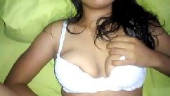 Meu tio me fodeu enquanto d me excitou com seu pau enorme e gozou em mim