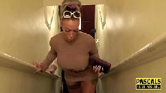 Milf realmente pervertido fica com o cu fodido e engole