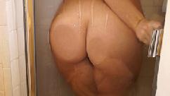 Me fodendo no chuveiro com vibrador