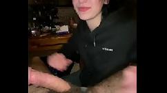 Putinha suja senta no pau de caras