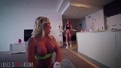 Nina milano e mini barbie compartilham um galo