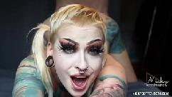 Adolescente com tinta micky bottenberg pov fodido por um grande galo