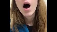 Esposa saindo do trabalho enquanto pensa no pau que ela vai ter mais tarde