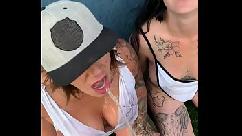 Esposa kimmy e sua melhor amiga curtindo uma chuva dourada