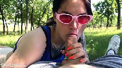 Morena boquete apaixonado na floresta