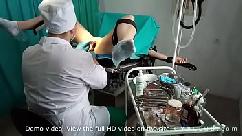 Garota tem orgasmo na cadeira de ginecologia