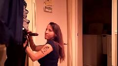 Mulher sexy traidora veste maricas com vestido enquanto ela fode bbc