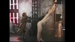 Puta tesão amarra um cara grande e branco e bate dolorosamente na bunda dele com um chicote