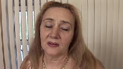 Ela é velha mas eu a fodo como uma cadela excitada