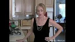 Vovó amadora chupa pau na cozinha