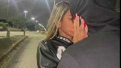 Esposa com outro na frente do corno dando gostoso em via pÚblica e pelos leva ele pro seu cafofo e inicia uma sessÃo de esfregar esfregar atÉ o amigo nÃo aguenta e bota tudo atÉ os ovos