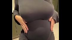 Madrasta grávida com seios leitosos se despe e chupa um pau