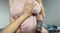 Meio-irmão assiste pornô com a meia-irmã e ela transa