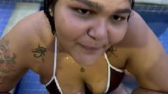 A primeira vez da novinha maria bbw de 20 anos no canal chupando meu pau escondido na piscina ela mostrou que sabe chupar bem uma pica