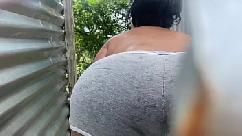 Momentos íntimos com uma latina gostosa no camarim ao ar livre