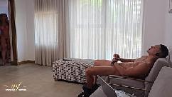 Meu enteado me pega me masturbando com seus microfones - monique fuentes e max betancur
