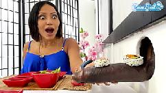 Milfs lésbicas peitudas e gostosas com sushi na glory hole - boquete e uma jovem asiática fofa