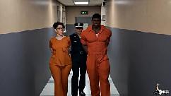 Garota nerd é recheada com um pau grosso na prisão