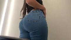 Novinha brasileira se masturbando no provador da loja shopping lotado e ela se masturbando