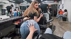 Apalpando a bunda da jovem faxineira safada na barbearia - pervteen