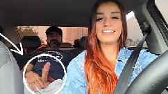 Motorista de app safada pegou passageiro se masturbando por trás e fudeu com ele sem camisinha