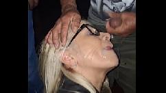 Meu marido me levou novamente no cinema porno porque queria ver novos machos esporrando na minha cara e boca e eu adorei de novo