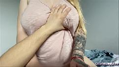 Meio-irmão assiste pornô com a meia-irmã e ela transa