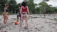 Batendo bola no capinho com meu vizinho perdemos o cusinho