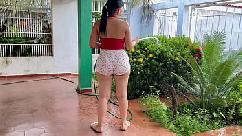Minha madrasta regindo as plantas de shorts com sua bunda enorme