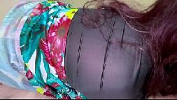 Uma madrasta apaixonada com seios fartos e uma bunda firme chama seu enteado para a cozinha chupando pau na cama foda quente por trás na buceta e no cu apertado