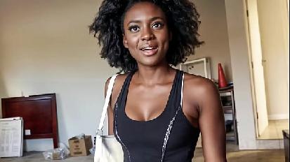 Agente imobiliário amadora negra encontra seu inquilino em uma foda interracial caseira selvagem