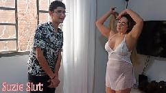 Minha madastra flagrou eu espiando ela de camisolafiquei com tanto tesao nelae de castigoela me fez viciar no seu rabo(cu) (video completo no red)