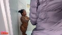 Brasileira com nanismo esquentando o banho com 2 caras num menage a trois