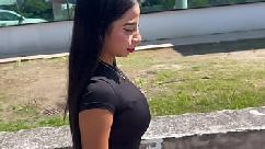 Jovem de 19 anos baixinha e com seios naturais enormes vai a uma sex shop com um homem branco de pênis avantajado