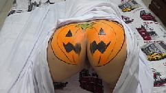 Três meio-irmãos destroem a abóbora da sua meia-irmã de bumbum avantajado no halloween