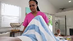 Bangbros - massagem se transforma em uma foda escorregadia e um tratamento facial bagunçado com a deusa curvilínea ny ny lew