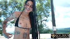 Caroleta dando cuzinho na beira da piscina |lp produções