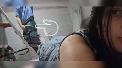 Vizinho arrumando lampada flagro ele de rola dura olhando para minha bunda