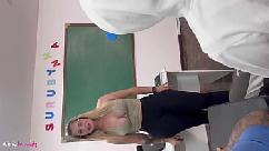 Com duas rolas na boca ao mesmo tempo aluna safada aproveita o intervalo pra se divertir - aline novak