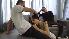 Eu venho cobrar o aluguel e como você não tem dinheiro para me pagar eu fodo sua mulher