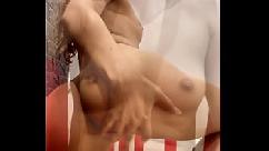 Jovem mostra seu corpo rico terminando em orgasmo