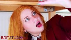 Victoria greene chupa um pau e fica com o uniforme encharcado de esperma na mesa de ordenha