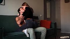 Uma vizinha bonita de jeans skinny me seduziu para um sexo quente