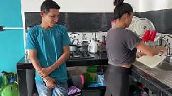 Mudei de casa e estou na cozinha e meu padrasto quebra minha buceta