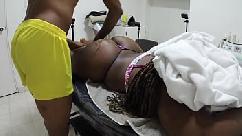 O enteado massageia a bunda da madrasta