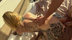 Linda mulher tatuada me empresta a bunda pela primeira vez anal