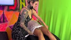 Mulher vai até o studio depilar a buceta e a depiladora cai de boca no bucetão até gozar na boca dela 