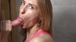 Pego uma milf gostosa no bar e ela me faz um boquete incrível no banheiro